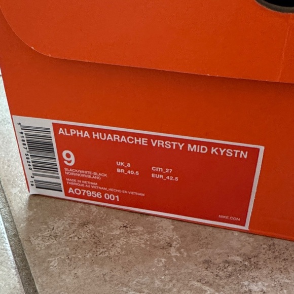 Nike Black and White Athletic Shoes NWOT - Picture 2 of 6